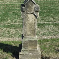 Podstavec ulomeného kříže u silnice severozápadně od Panenského Týnce