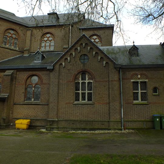 Eenlaags tussenruimte, vijf traveeën lang en drie breed en heeft een vergelijkbare detaillering als de kerk