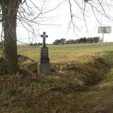 Kříž západně od Robčic u rozcestí