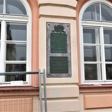 Pamětní deska obětem válek na škole na náměstí 1. května v Chrastavě