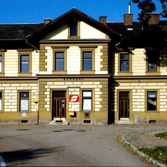 Station building Großweikersdorf