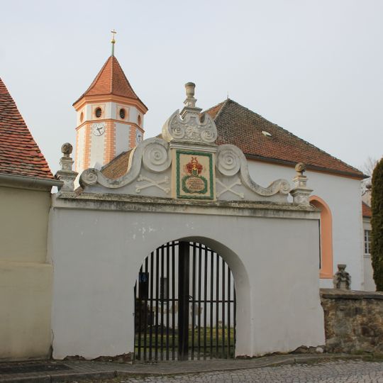 Kirche , Kirchhof mit Einfriedung sowie Eingangstor, auf dem Kirchhof Denkmal für die Gefallenen des Ersten Weltkrieges sowie vier Grabmale Purschwitzer Straße