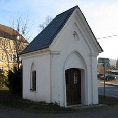 Kaplička ve středu Karlovic vedle obecního úřadu