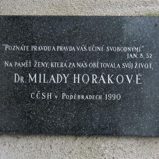 Pamětní deska Milady Horákové na kostele Krále Jiřího z Poděbrad v Poděbradech