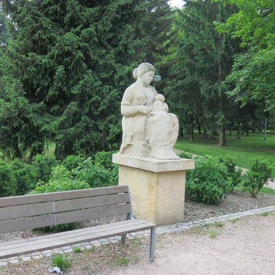 Socha matky s dítětem v ulici Na Trávníku v Rychnově nad Kněžnou