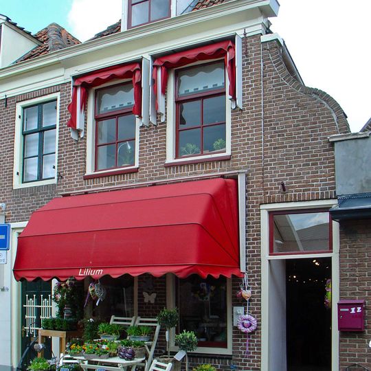 Zeer eenvoudig pand met rechte lijst