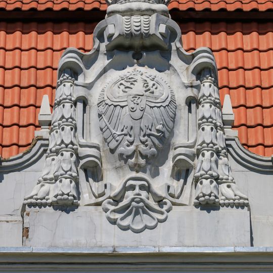 Здание с украшением центрального портала