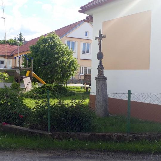 Kříž u kaple ve Smilovicích