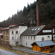 Fabrikgebäude einer Holzwarenfabrik, mit Fabrikschornstein Globenstein 5