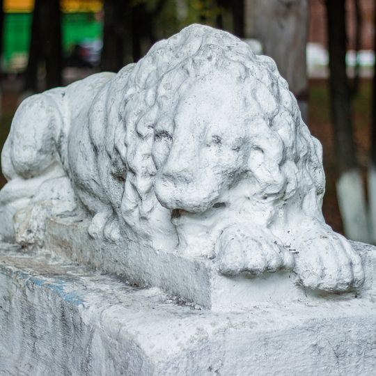 Садово-парковая скульптура «Бодрствующий лев»