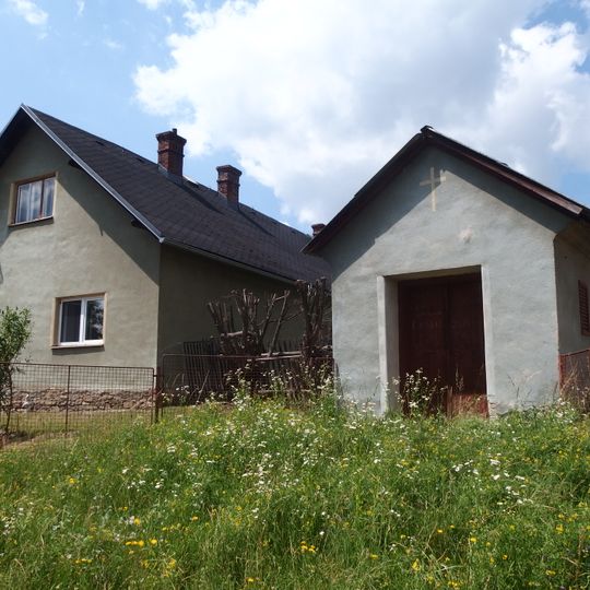 Kaplička v Dlouhomilově nad poštou