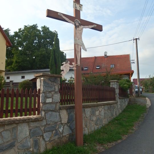 Dřevěný kříž v Nemili Filipově naproti kapli