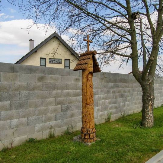 Dřevěná socha Panny Marie v Pňovicích na rozcestí
