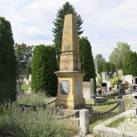 Pomník padlým ve válce 1866 na hřbitově v Mnichově Hradišti