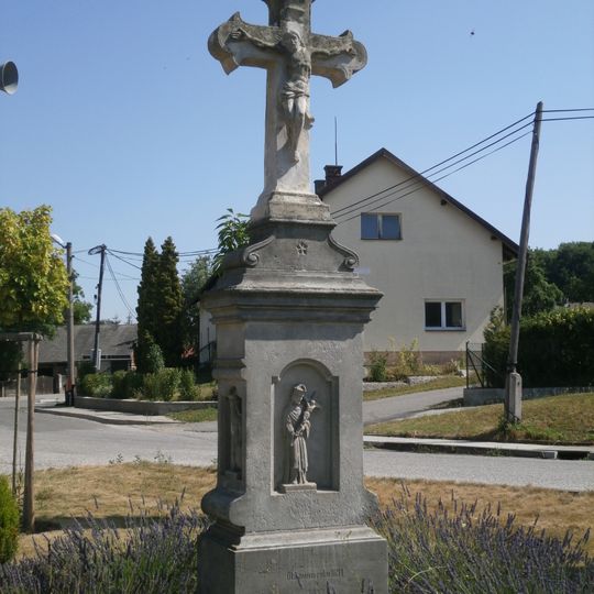 Cross at village green in Obruby