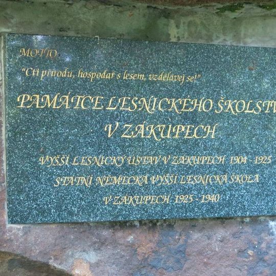 Pomník lesnického školství u silnice k Novým Zákupům
