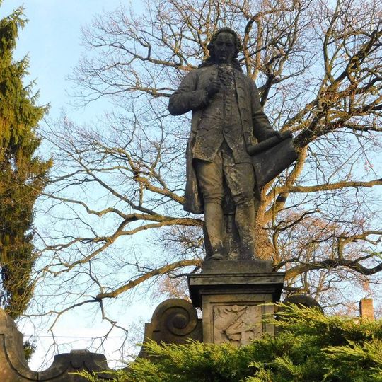 Socha K. I. Dientzenhofera u Sochařsko-kamenické školy v Hořicích