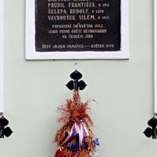 Pamětní deska obětem Heydrichiády