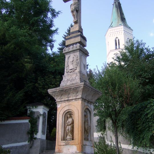 Kříž pod schodištěm ke kostelu