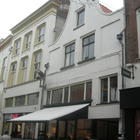 Pand met gepleisterde klokgevel met geprofileerde, segmentvormige afdekking