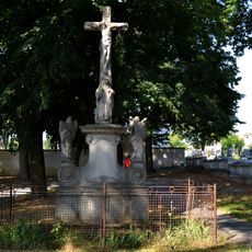 Kríž pred kostolom