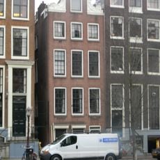 Huis, vanwege de zandstenen onderdelen van de gevelhals