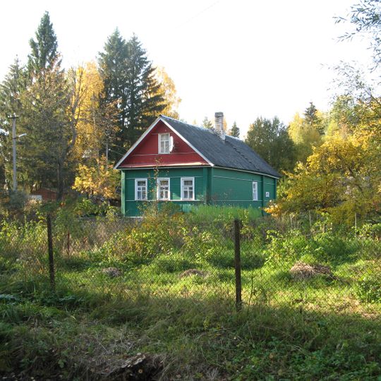 Дом, в котором находился штаб, обеспечивающий работу ладожского трубопровода для снабжения блокадного Ленинграда нефтепродуктами. Установлена мемориальная доска