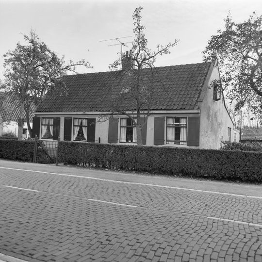 Lage woning in topgevels eindigend, rechte gootlijst