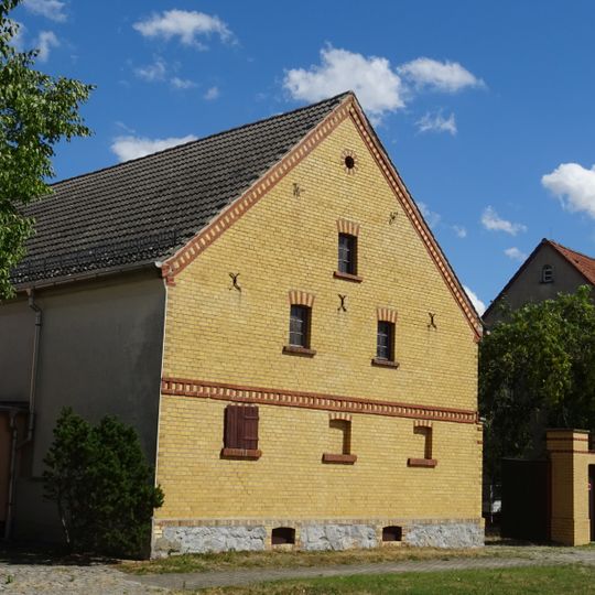 Seitengebäude eines ehemaligen Vierseithofes Dorfstraße 15