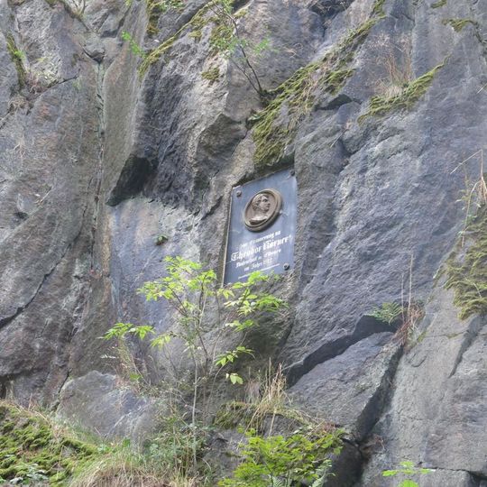Pamětní deska Theodora Körnera na skále pod hradem Loket