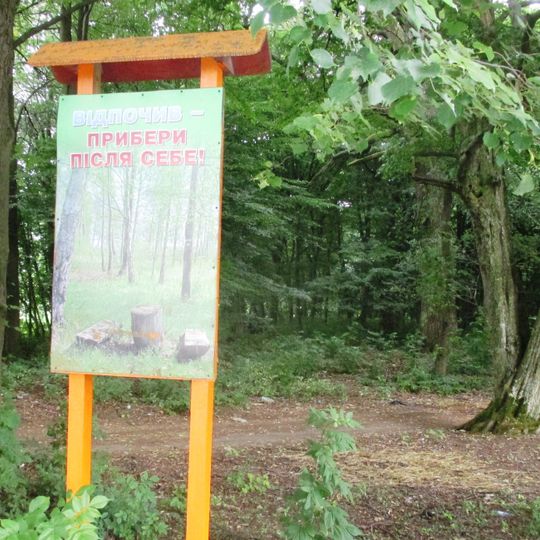 Pershotravnevyi park