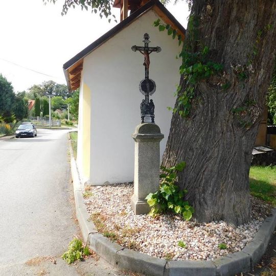 Kříž u kaple v Hořicích