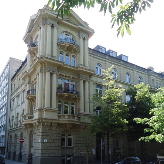 Teil eines Mietshausblocks, der den ehemaligen Kaiserplatz im Süden begrenzte