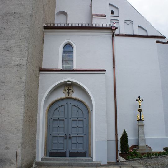 Betkreuz an der Westseite der Kirche Kirchplatz