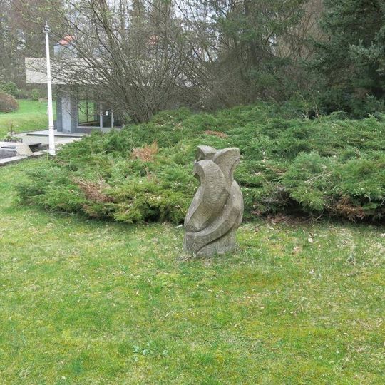 Kamenná plastika u nového pavilonu Prusíkova pramene v Konstantinových Lázních