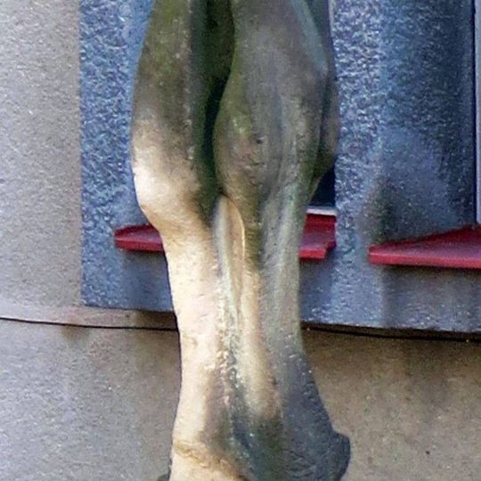 Kamenná plastika u střední školy v ulici Stará v Ústí nad Labem