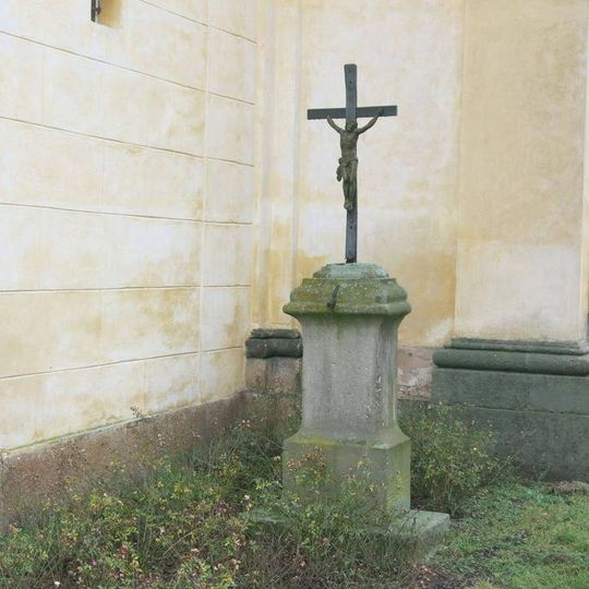 Kříž u kostela v Heřmanicích