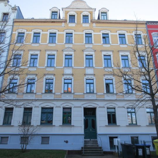 Mietshaus in geschlossener Bebauung mit Vorgarten Hilbersdorfer Straße 70
