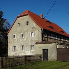 Wohnstallhaus (ohne Anbau) und östliche Holzscheune eines Bauernhofes Hauptstraße 24