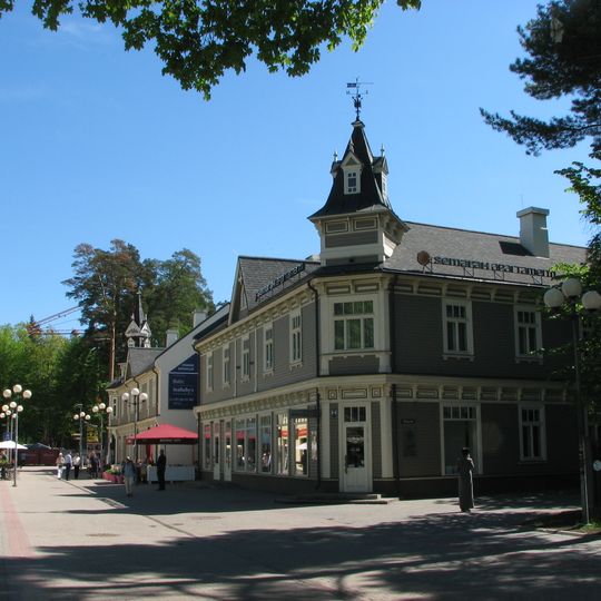 Dzīvojamā ēka - tirgotava