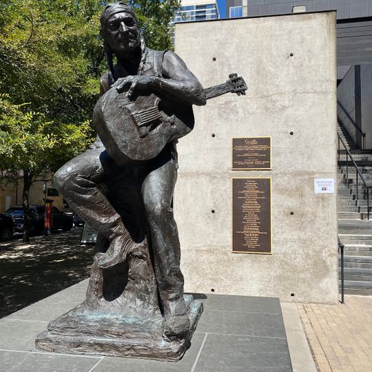 Willie Nelson statue