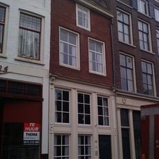 Gesausde lijstgevel voor een pand onder hoog, dwars dak