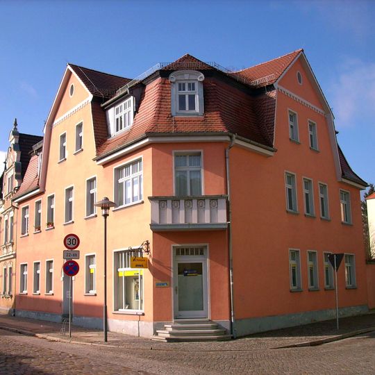 Wohnhaus, nach links in geschlossener Bebauung, Eckhaus Friedrichsstraße 34