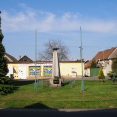 Pomník obětem okupace 1939-1945 na návsi ve Spomyšli