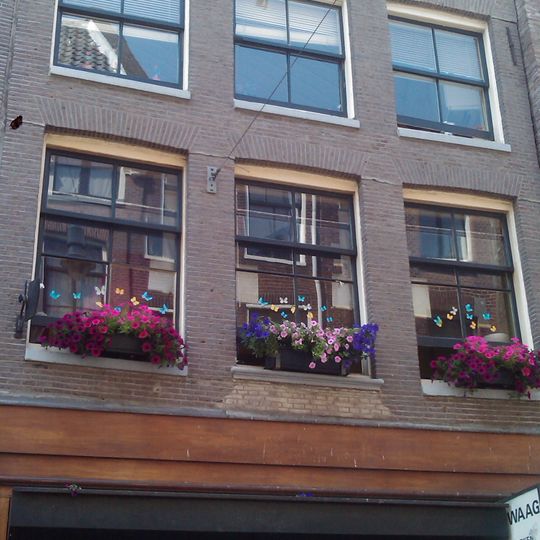 Pand met gevel, onder rechte lijst en dwarsdak