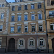 Mietshaus in geschlossener Bebauung sowie Hof- und Werkstattgebäude Alexander-Puschkin-Platz 2g