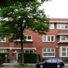 In oranje-rode baksteen opgetrokken dubbele villa met drie bouwlagen