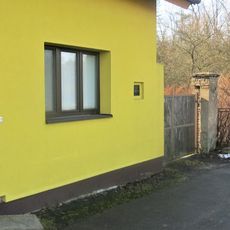 Pamětní deska padlého Bartoloměje Slámy na domě 483 západně od Sadské