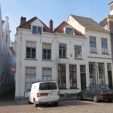 Huis onder zadeldak met eenvoudige lijstgevel