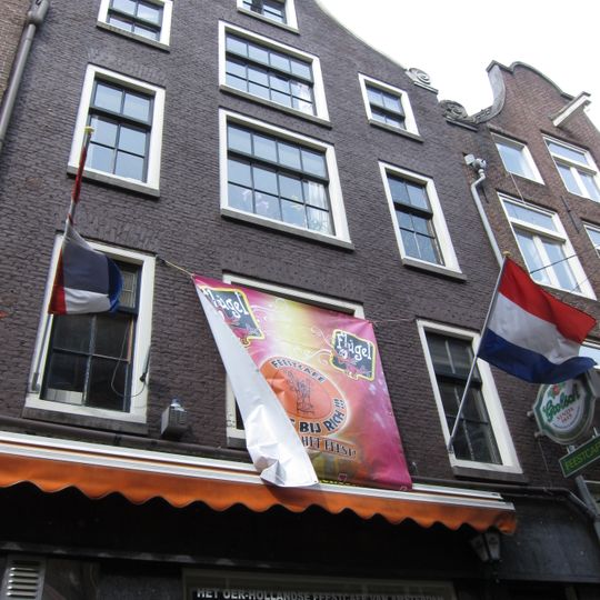 Pand met klokgevel met rollagen